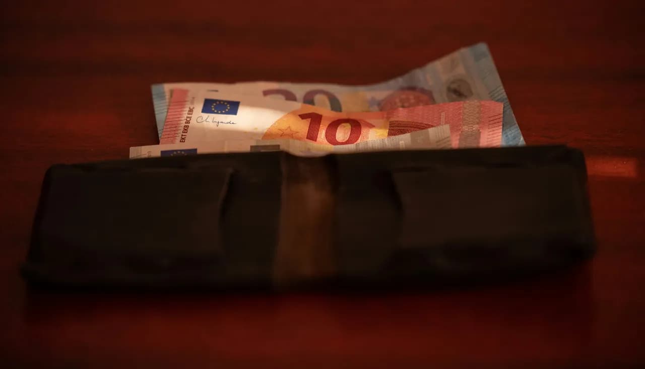 Ile kosztuje godzina pracy opiekunki osoby starszej? Sprawdź stawki!