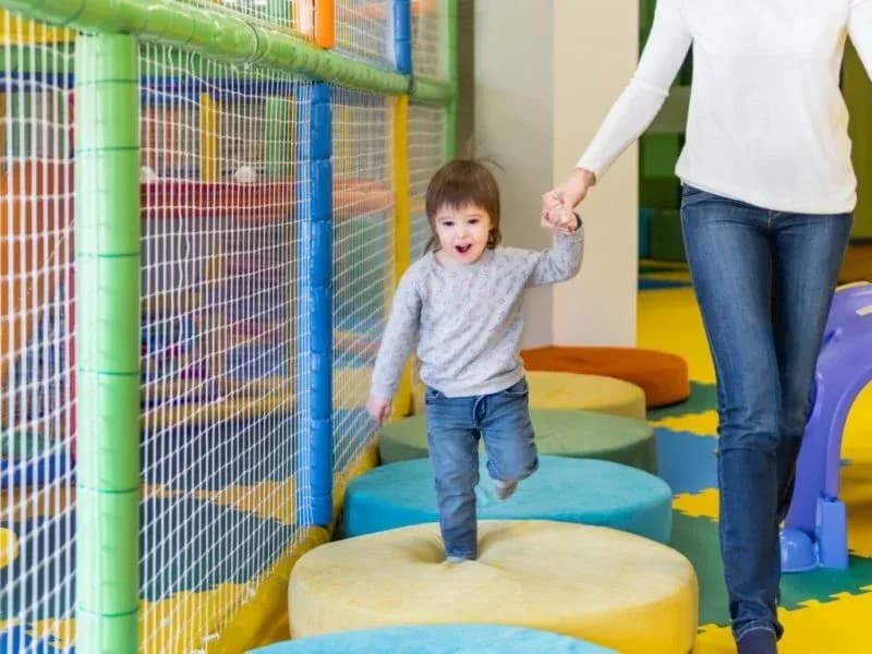 Ile godzin pracuje opiekunka w żłobku? Poznaj zaskakujące fakty