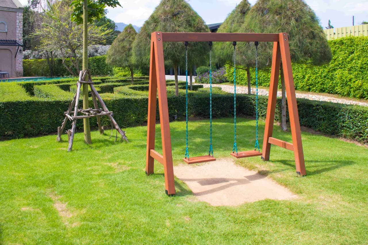 Jak zbudować plac zabaw dla dzieci - krok po kroku bezpiecznie i tanio