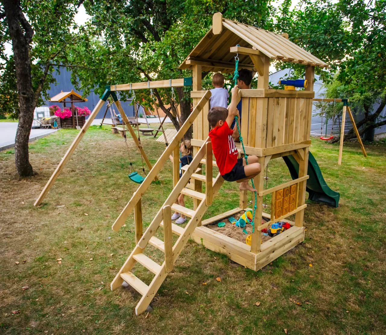 Jak zrobić plac zabaw z drewna - proste kroki i bezpieczne materiały