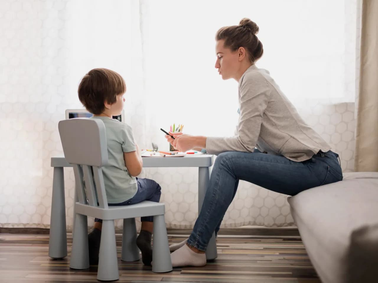 Jakie pytania zadaje psycholog dziecku i jak mogą pomóc w terapii